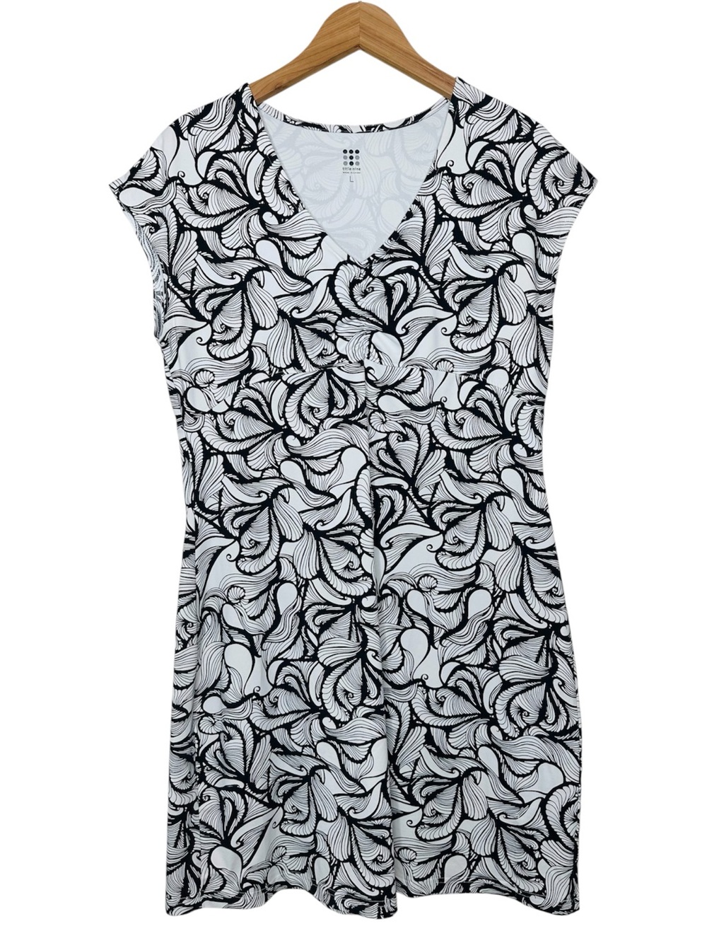 Title Nine Casual V-Neck Mini Dress Size Large Black White Floral Swirl